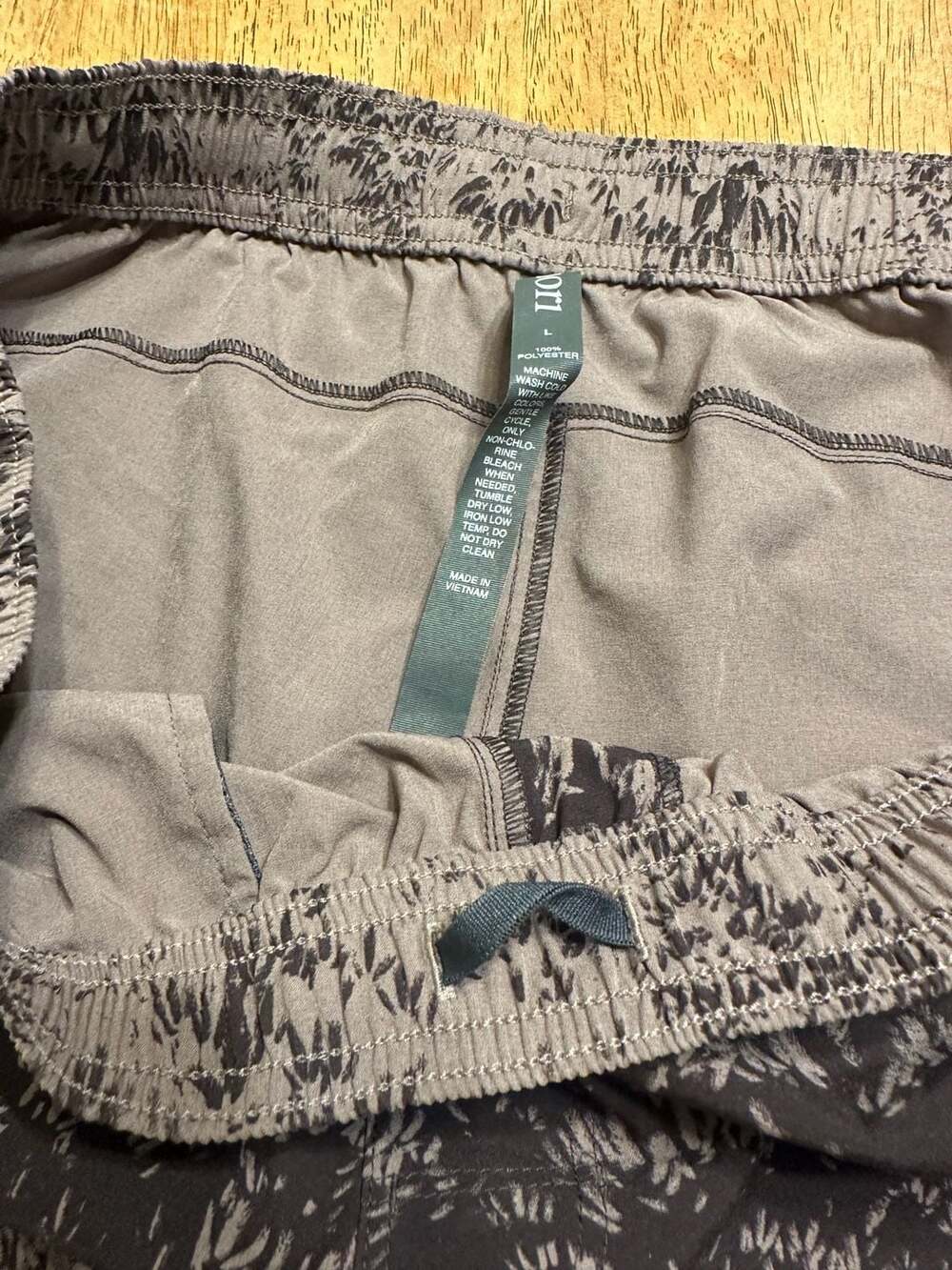 Vuori Men's Kore Short in Charcoal Brush Palm Print - Picture 5 of 15